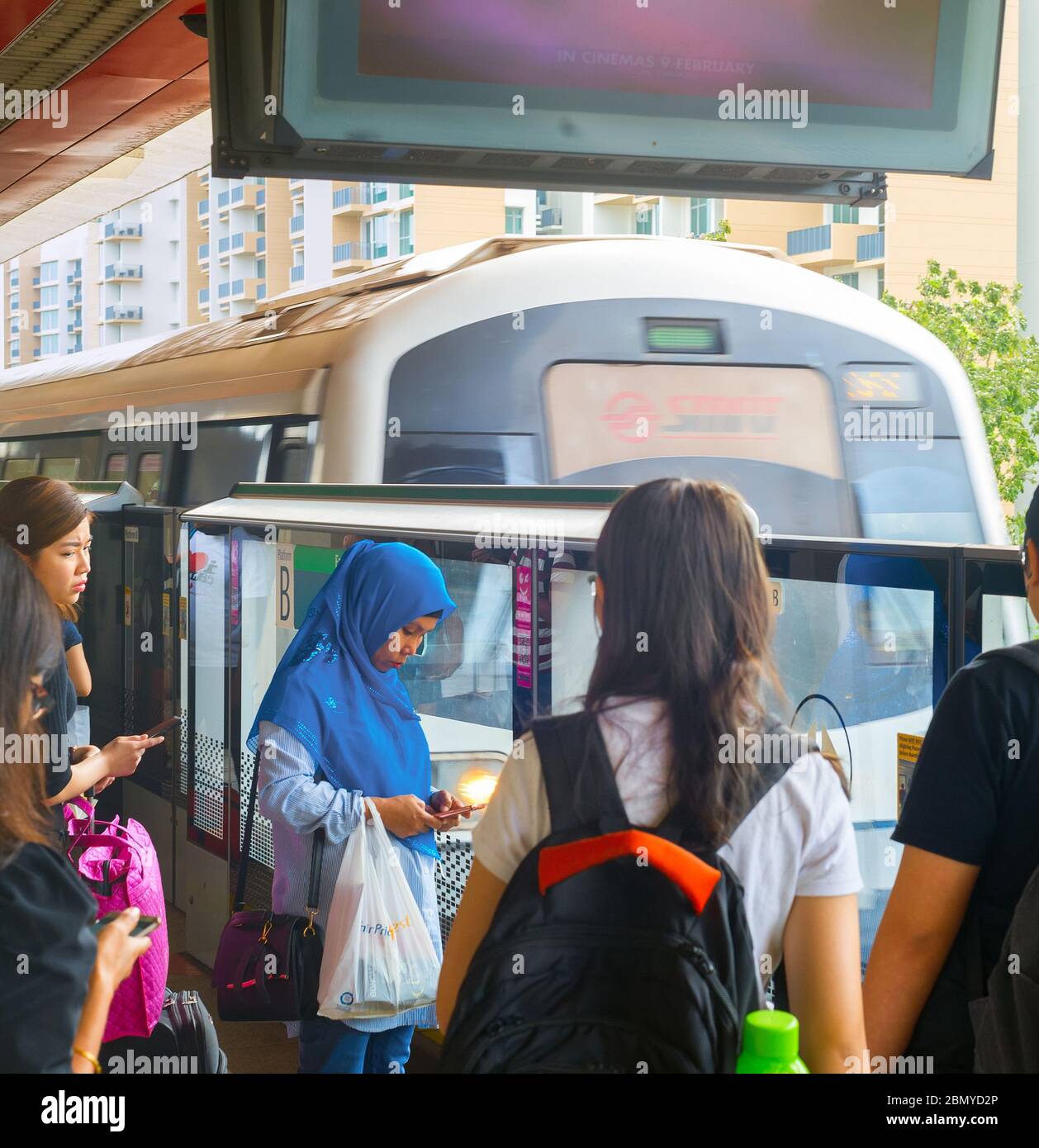Singapur - Feb 15, 2017: Los pasajeros esperando para llegar Singapore Mass Rapid Transit (MRT) Tren. El MRT tiene 102 estaciones y es la segunda más antigua de m Foto de stock