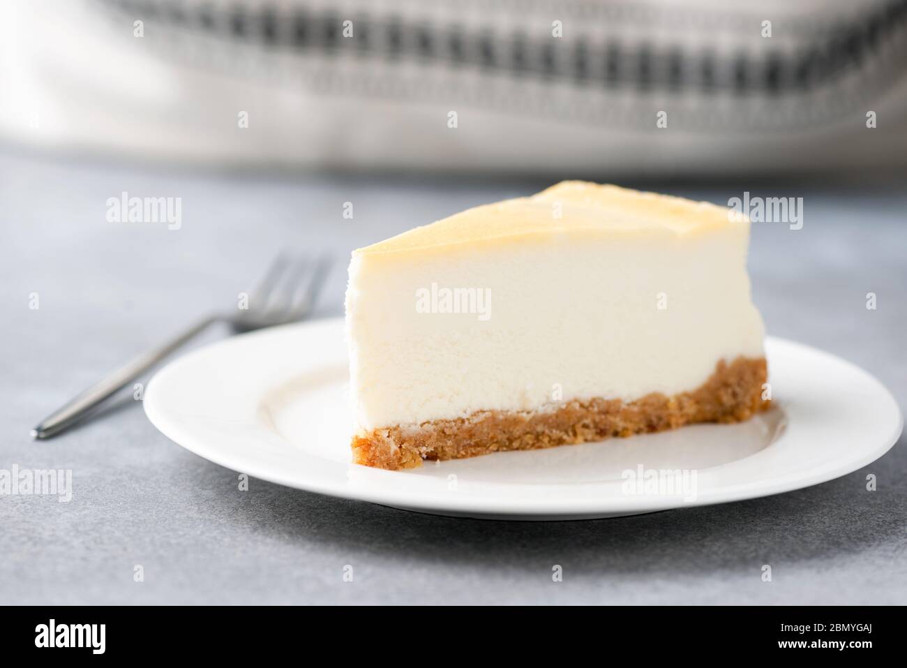 Tarta de queso clásica en plato blanco. Tarta de queso crema sabrosa Foto de stock