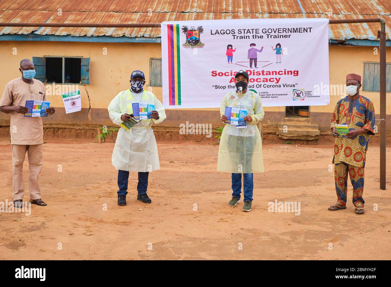 Funcionarios del gobierno del estado de Lagos presentan una imagen en un lugar para un programa de apoyo a la asistencia Social en Lagos, Nigeria. Foto de stock