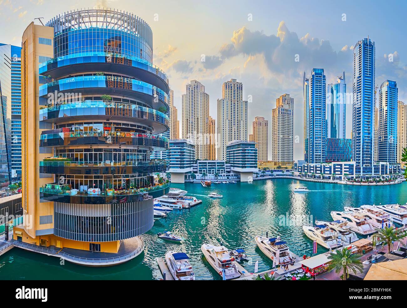 DUBAI, EAU - 2 DE MARZO de 2020: El horizonte de Dubai Marina con rascacielos residenciales de moda, el edificio del complejo de restaurantes Pier 7 y yate Foto de stock