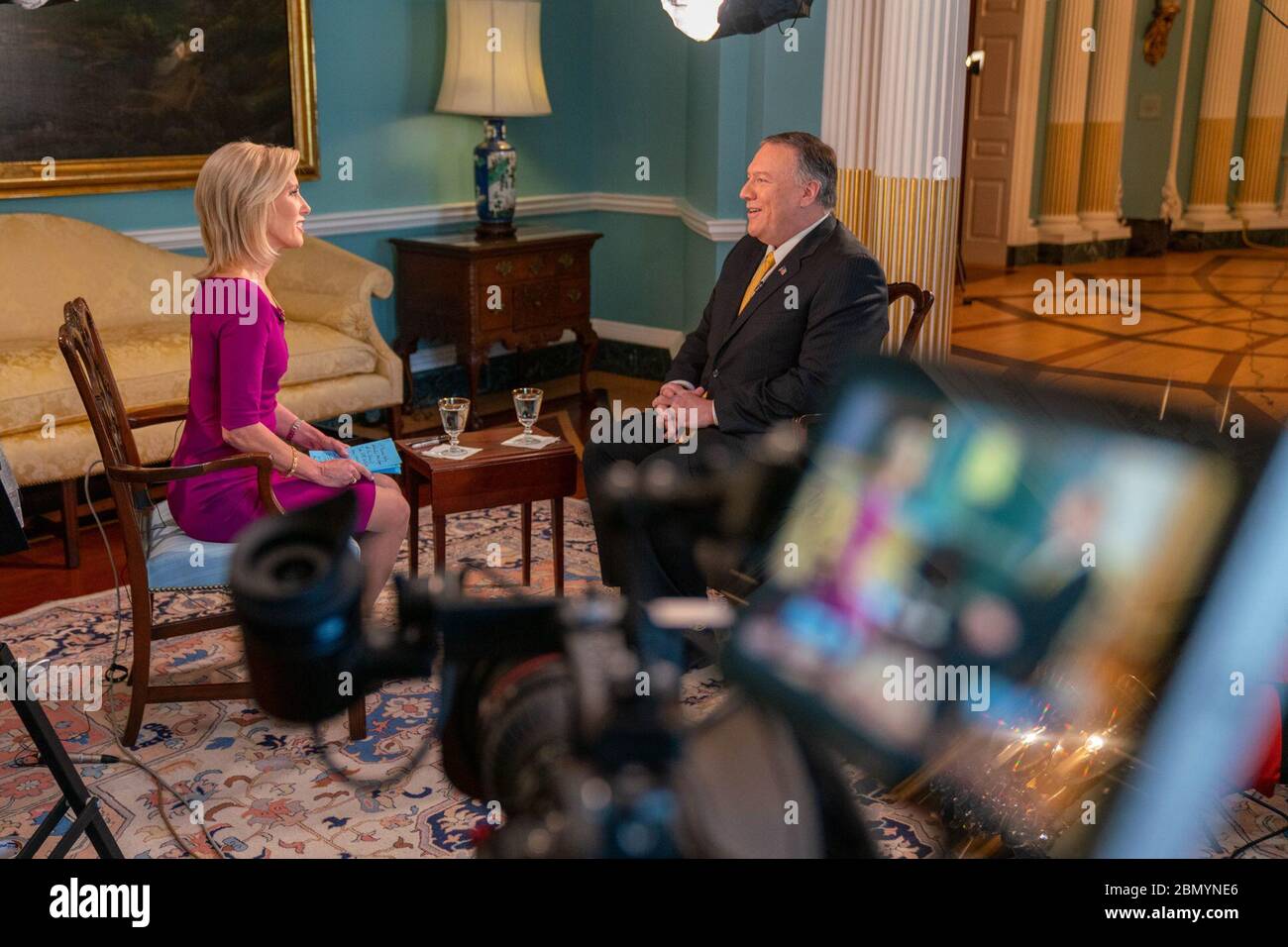 El Secretario Pompeo participa en una entrevista con el Secretario de Estado de Fox Michael R. Pompeo participa en una entrevista con Laura Ingraham, de Fox, en el Departamento de Estado, en Washington D.C., el 9 de enero de 2020. Foto de stock