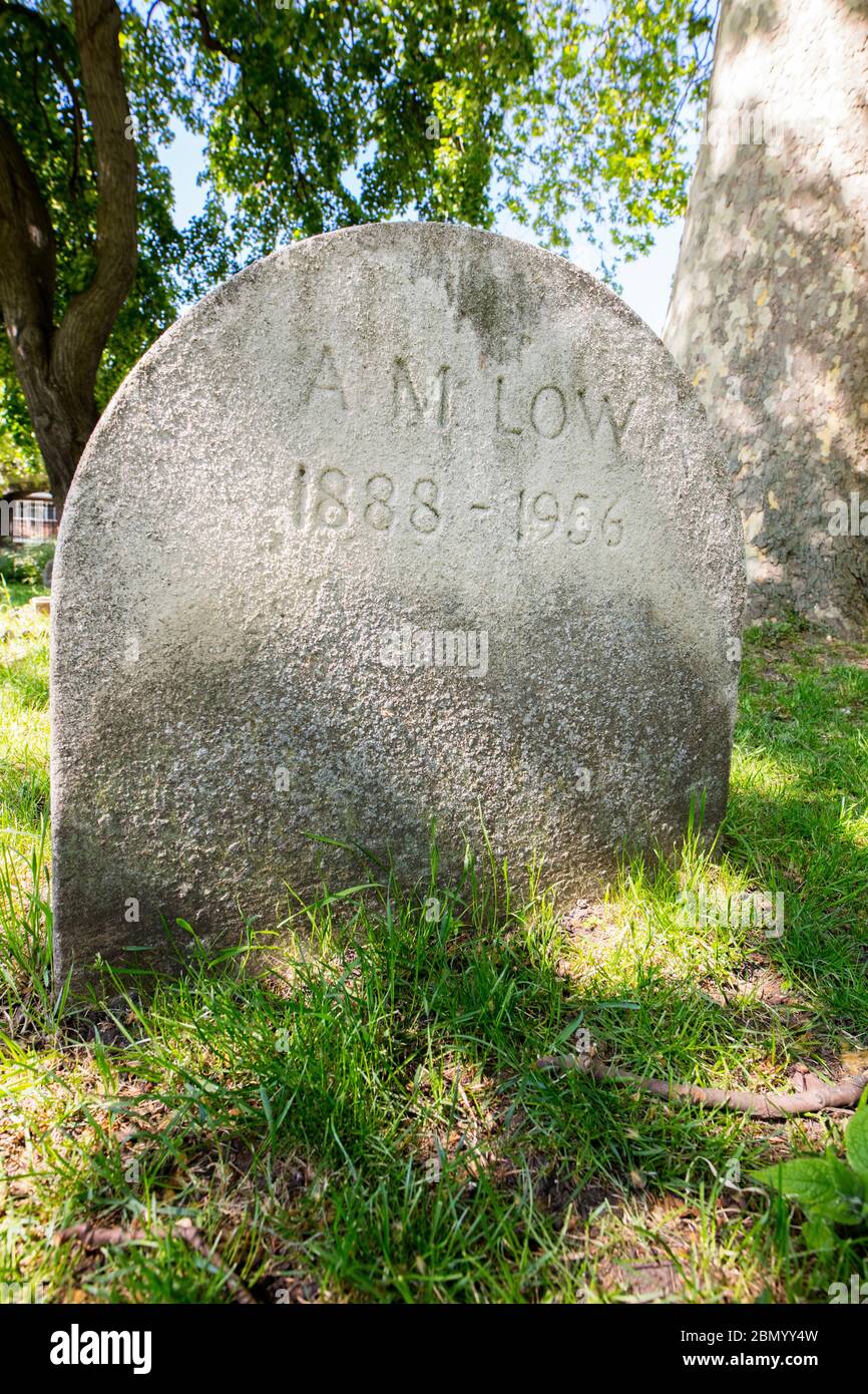 Tumba DE A.M. (Archibald Montgomery) bajo en el Cementerio Brompton, Kensington, Londres; uno de los cementerios de Londres 'Magnificent Seven', construido en 1840. Foto de stock