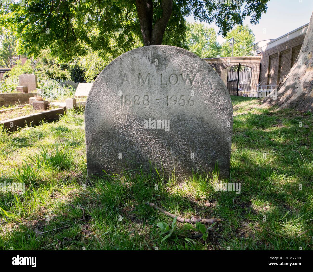 Tumba DE A.M. (Archibald Montgomery) bajo en el Cementerio Brompton, Kensington, Londres; uno de los cementerios de Londres 'Magnificent Seven', construido en 1840. Foto de stock