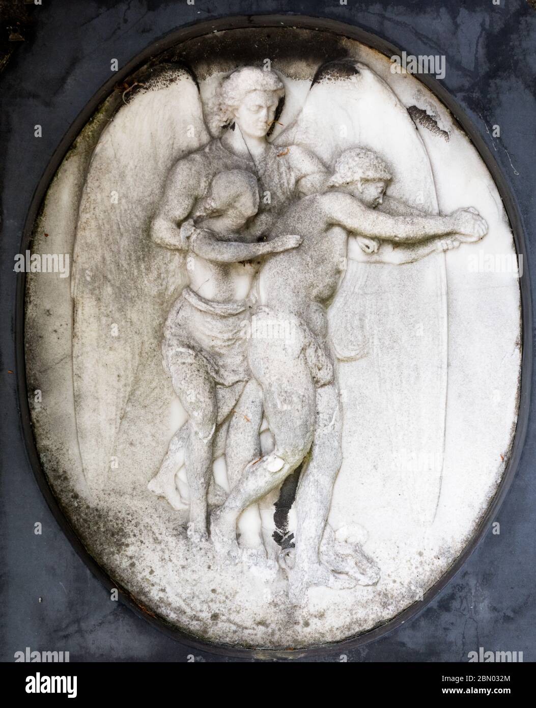 Bajo relieve de dos figuras incisas en una tumba en el cementerio de Brompton, Kensington, Londres; uno de los cementerios de Londres 'Magnificent Seven', construido en 1840 Foto de stock