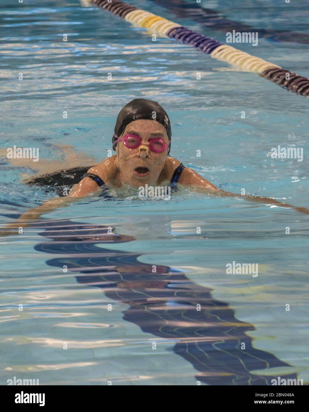 mujer alegre de mediana edad que nadan con fideos de piscina, gorro de  natación y gafas, estilo de vida saludable, deporte Fotografía de stock -  Alamy