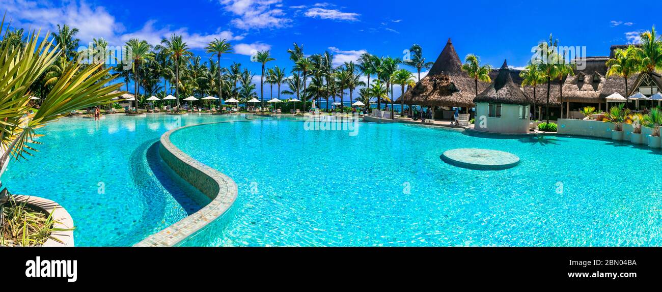 Territorio de lujo de 5 estrellas con piscina y habitaciones de hotel - Lux Bell Mare resort . Isla Mauricio. Carretera costera, Belle Mare. 27.01.2020 Foto de stock