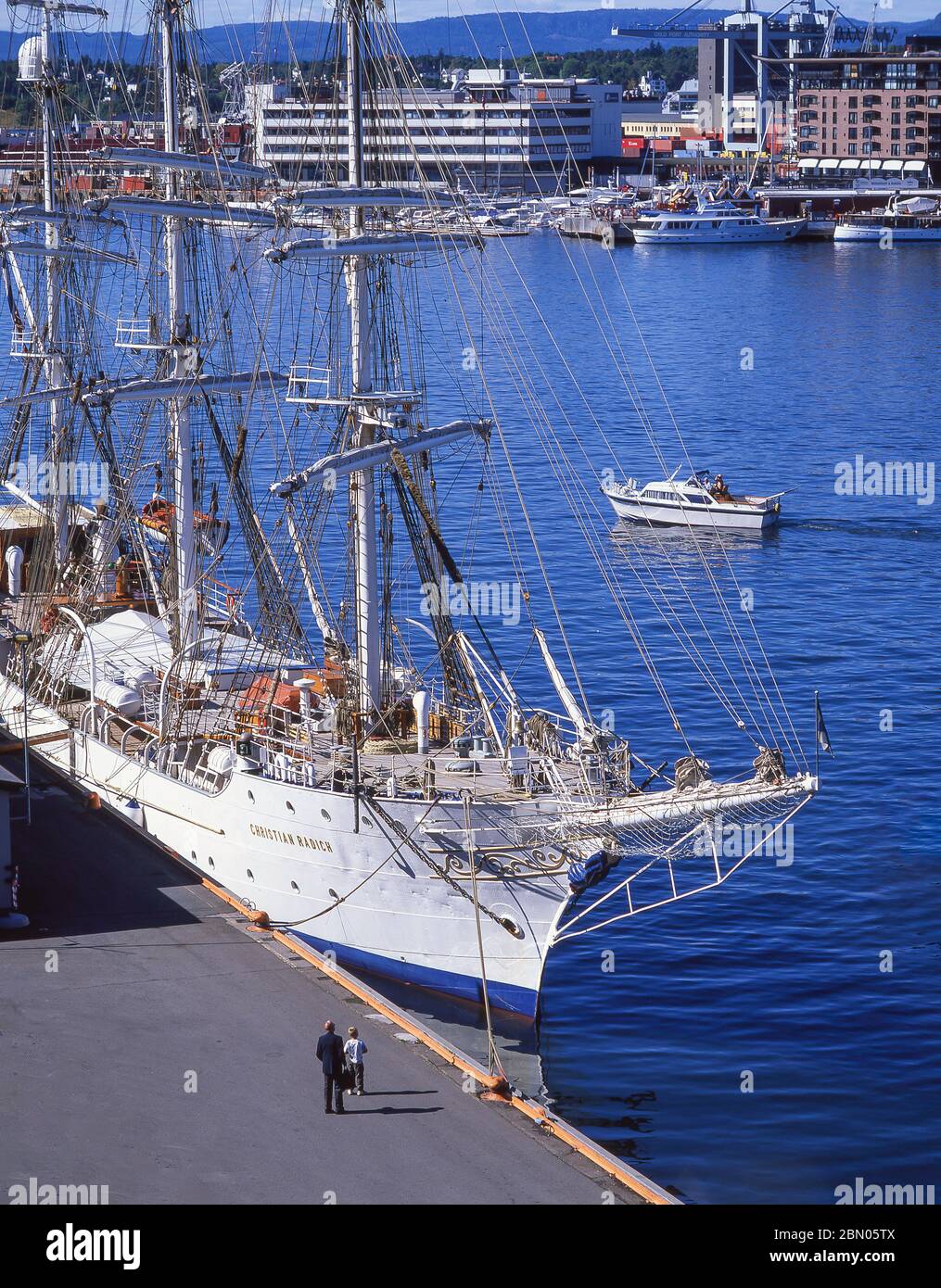 El barco noruego con todo el arcato 'Christian Radich' atracó en el puerto de Oslo, Akker Brygge, Oslo, Reino de Noruega Foto de stock