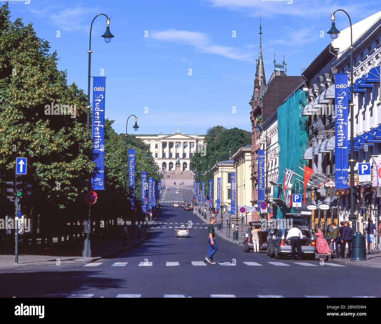 El Palacio Real (Det Kongelife Slott) al final de Karl Johans Gate, Sentrum, Oslo, Reino de Noruega Foto de stock