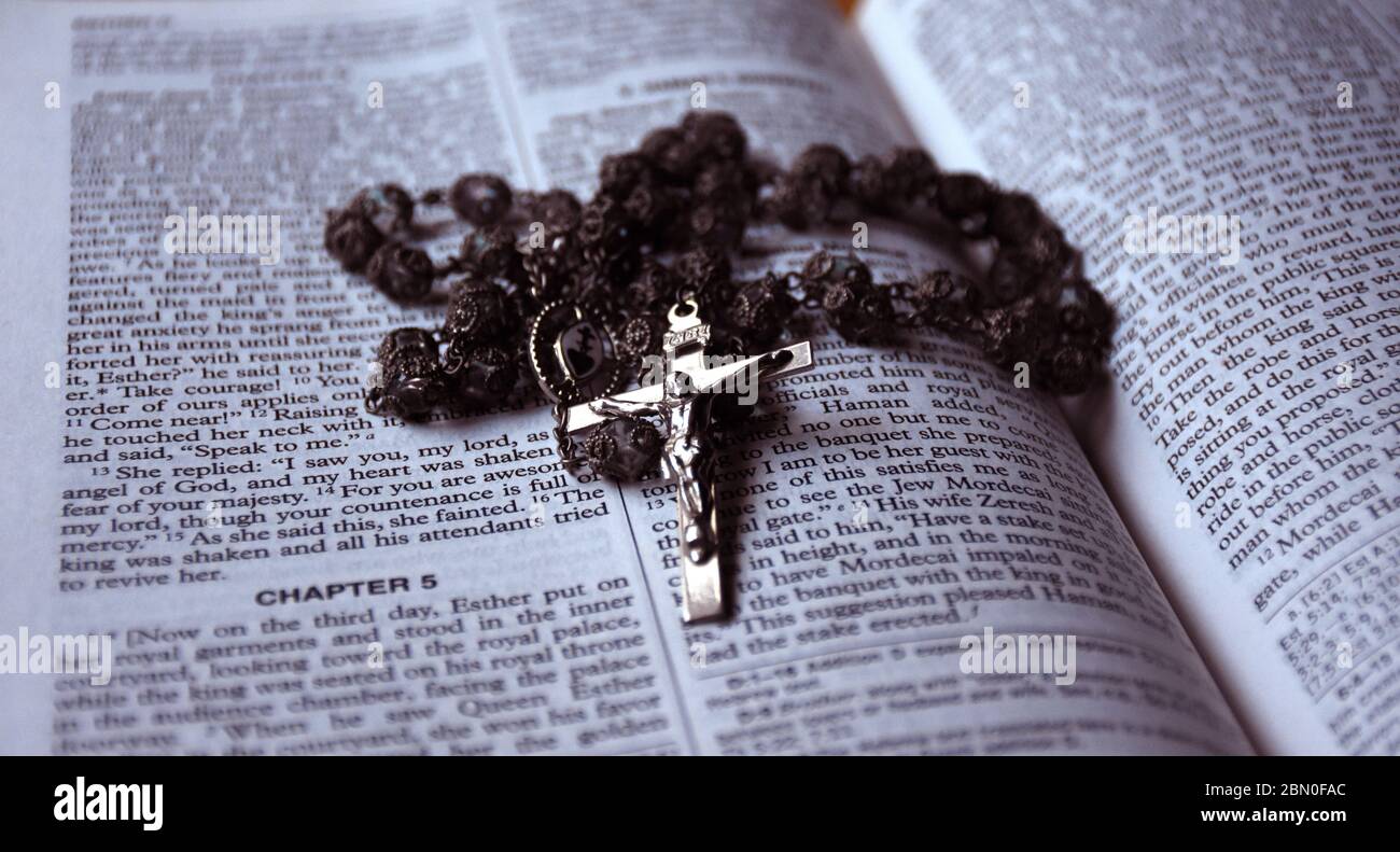 Cuentas de rosario del Santo Cristiano descansando en una biblia Fotografía  de stock - Alamy
