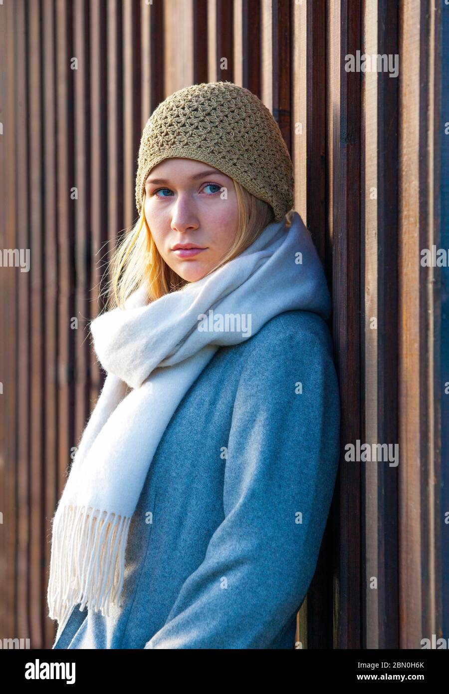 Chica con una bufanda fotografías e imágenes de alta resolución - Alamy