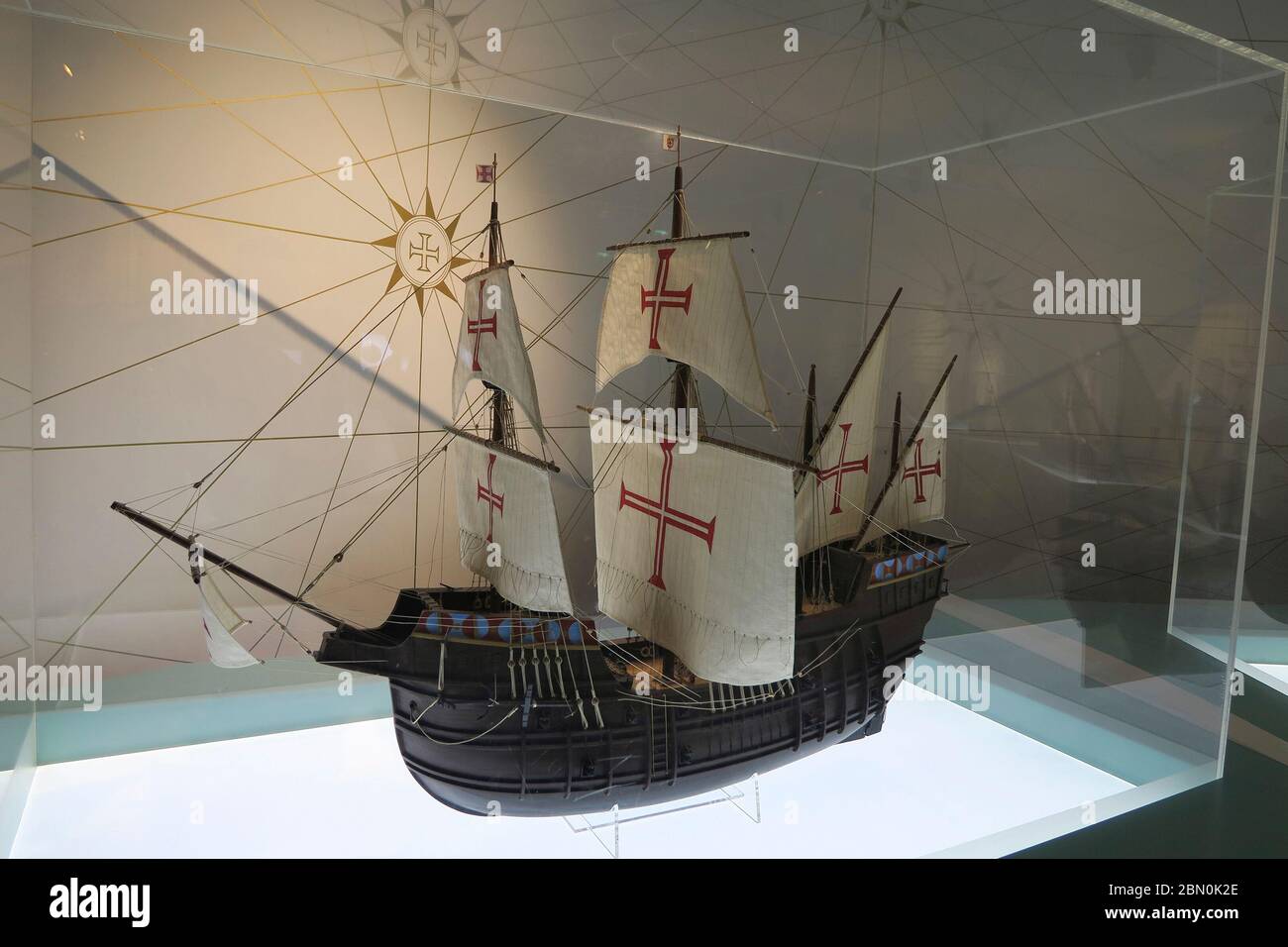 Miniatura réplica de un barco Nau en el museo interactivo World of Discoveries dedicado a los descubrimientos portugueses en Oporto, Portugal Foto de stock