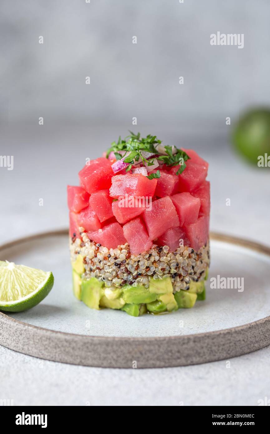 Tartar de atún con aguacate y quinua. Presentación gourmet con anillo  culinario sobre plato de guacamaya Fotografía de stock - Alamy