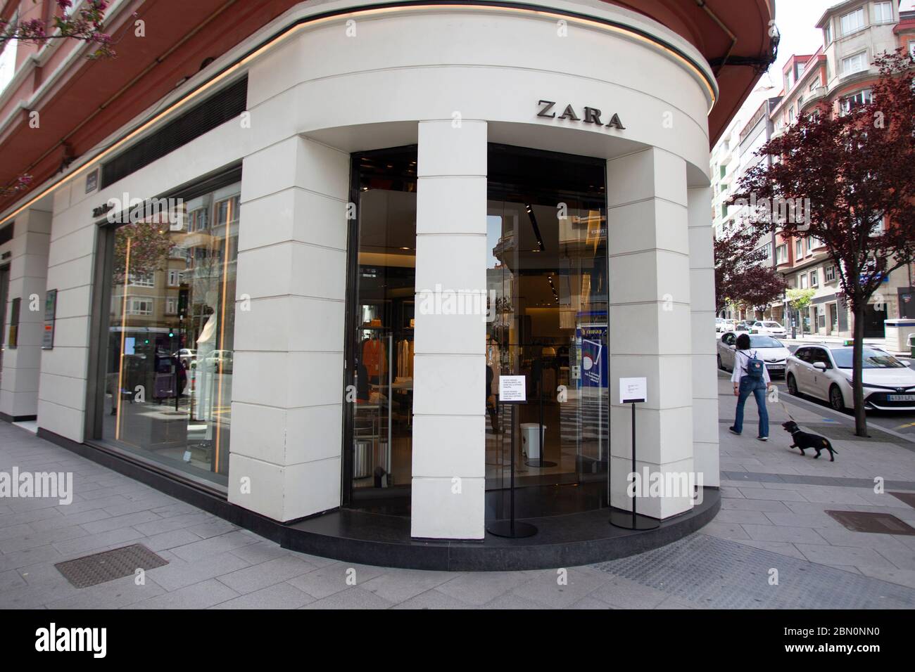 Coruña-España.la primera tienda abierta por el grupo Inditex, bajo el  nombre de Zara, en el centro de Coruña, se ha reabierto hoy tras haber  cerrado por t Fotografía de stock - Alamy