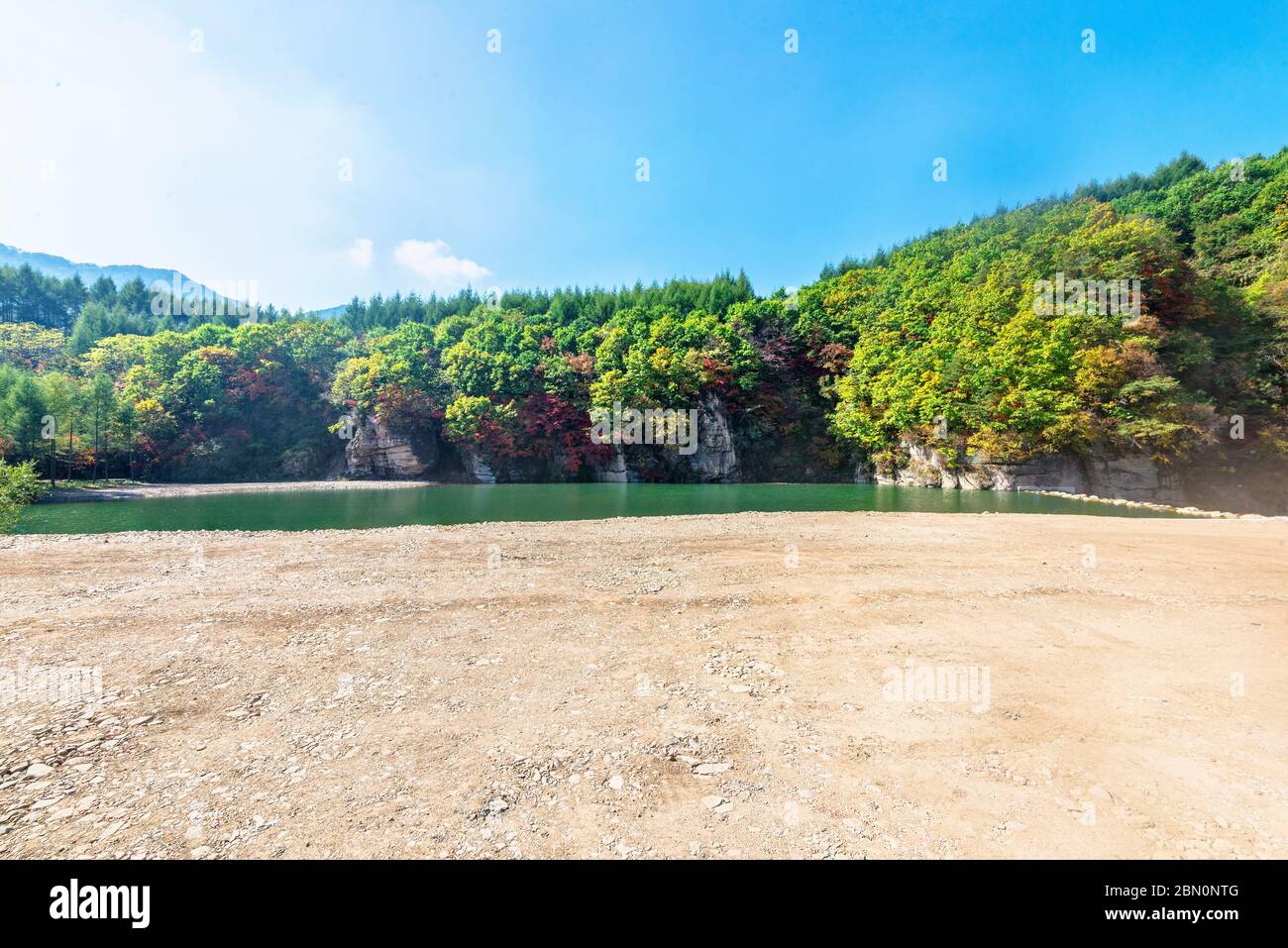 Pavimento rocoso vacío y paisaje natural limpio y cómodo de otoño. Foto de stock