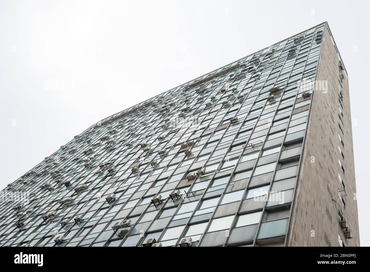 Montevideo / Uruguay, 29 de diciembre de 2018: Vista exterior de un  edificio acristalado con muchas máquinas de aire acondicionado colgadas  Fotografía de stock - Alamy