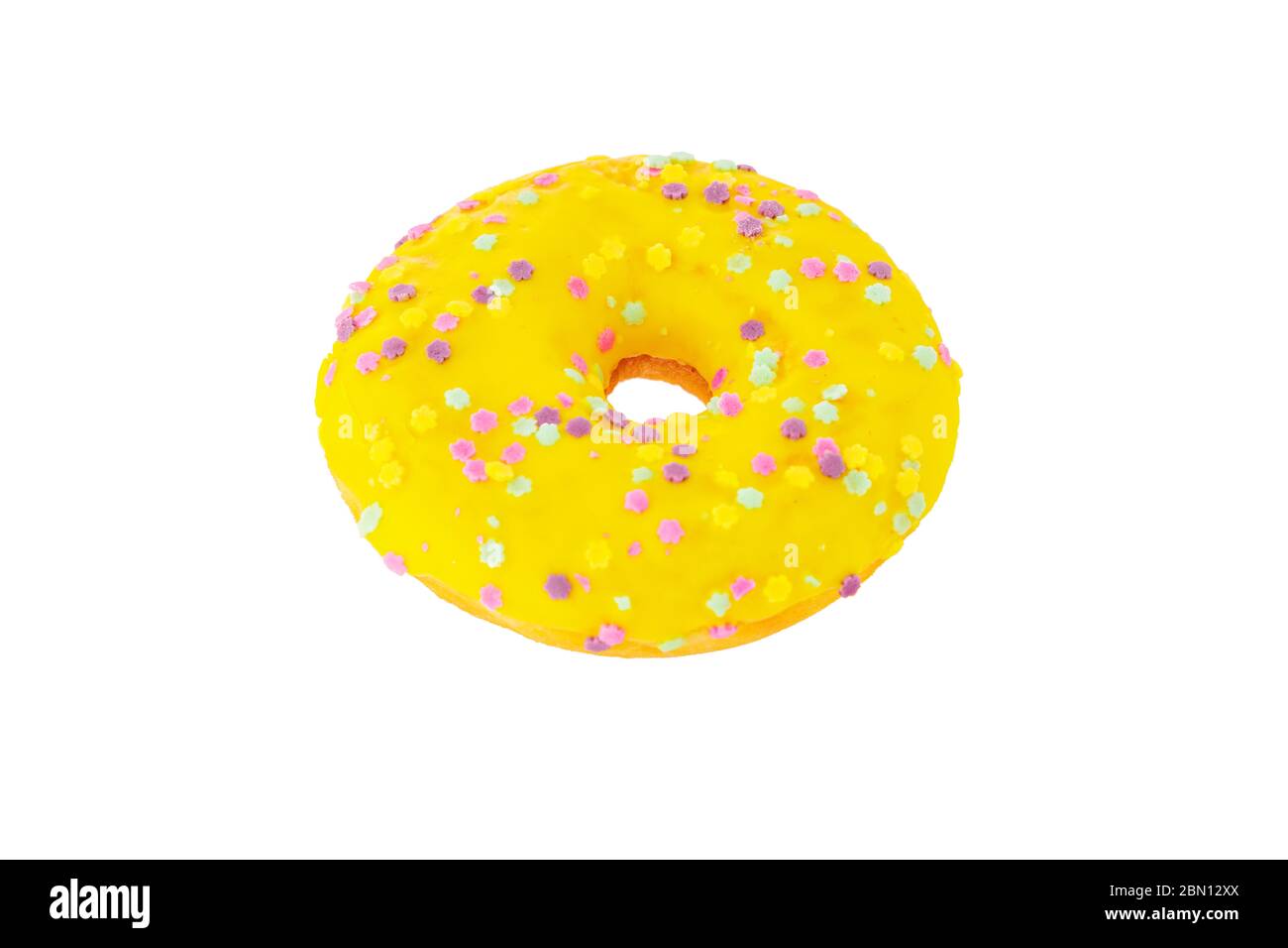 Yummy donut amarillo aislado sobre fondo blanco. Foto de stock