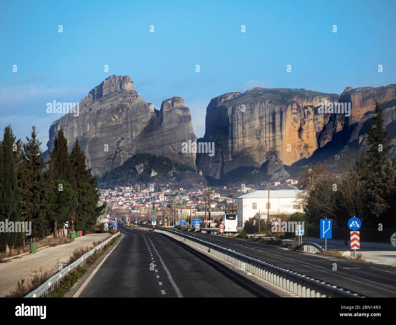 Autopista a la ciudad de Kalambaka y Meteora al fondo en Grecia. Foto de stock