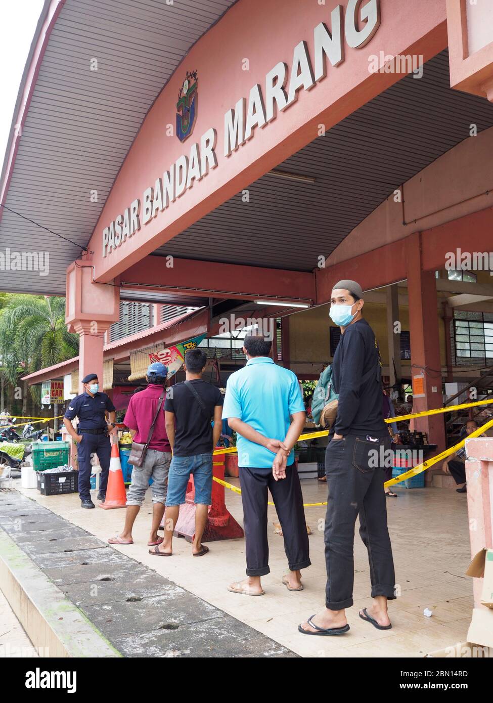 Covid-19 - gente que hace cola para entrar en un mercado en Marang, Terengganu, Malasia. Foto de stock