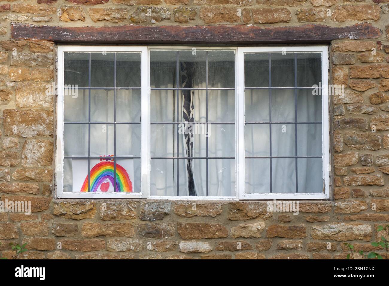 Dibujo de niño del arco iris de esperanza de NHS, ventana de la cabaña, Covid 19 2020 Foto de stock