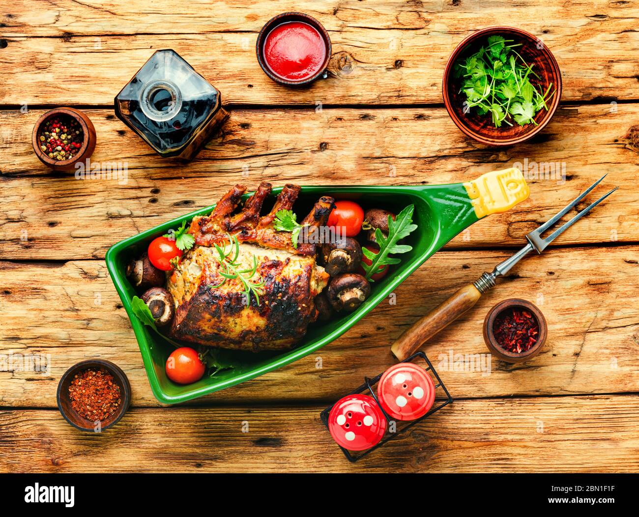 Lomo de cerdo o costilla de cerdo asada con verduras Foto de stock