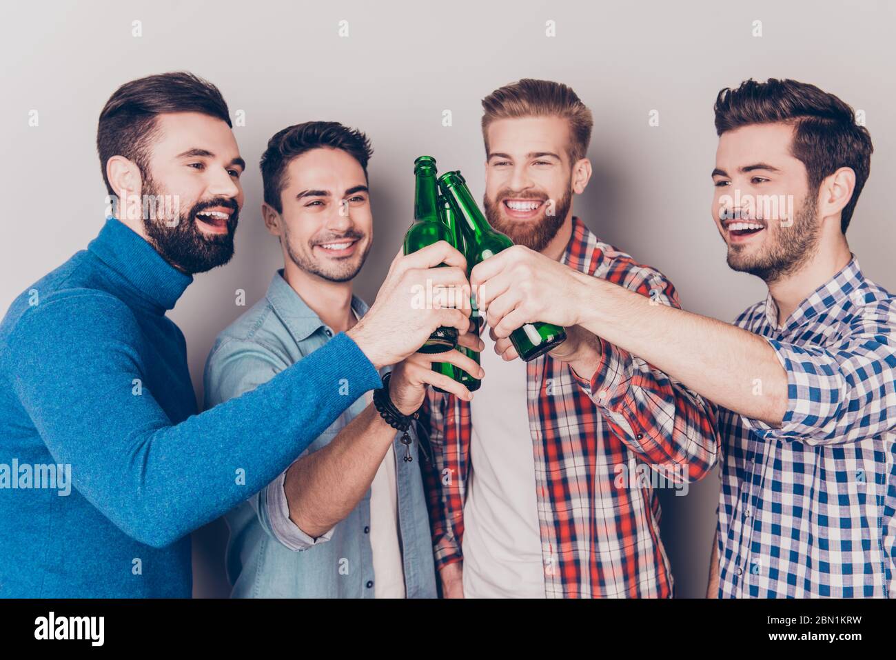 Primer plano retrato de cuatro amigos hombres felices, clinking sus vasos de cerveza, sonriendo, todos están en trajes casuales. Son fans de los juegos deportivos como Fotografía de stock - Alamy Primer plano retrato de cuatro amigos hombres felices, clinking sus vasos de cerveza, sonriendo, todos están en trajes casuales. Son fans de los juegos deportivos como Fotografía de stock - Alamy
