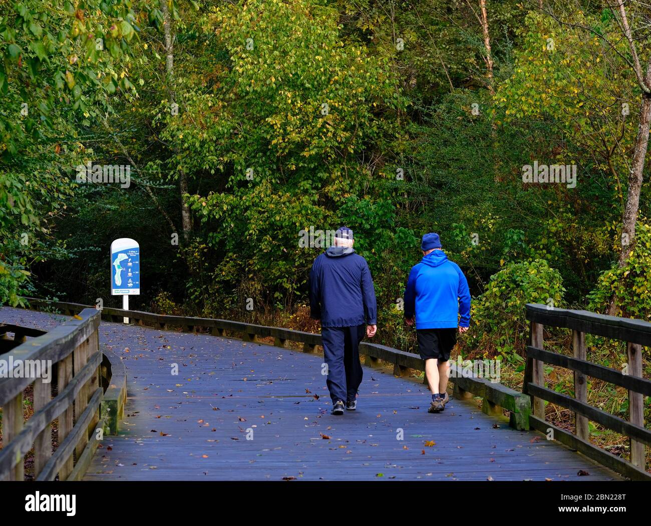 Dos Old Guys caminando por el camino Foto de stock