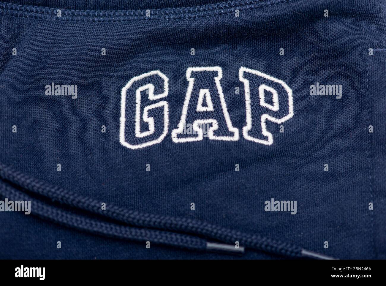 BERLÍN - MAYO 12: Logotipo GAP en la superficie de los pantalones, etiqueta Marca de ropa Gap en Berlín de mayo. 2020 en Alemania Fotografía de - Alamy