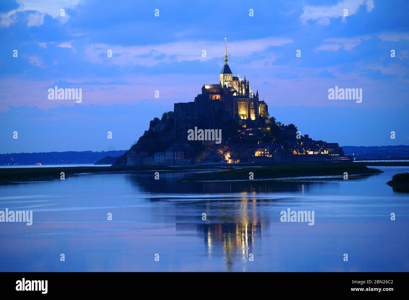 Mont Saint Michel, tarde, Normandía, Francia Foto de stock
