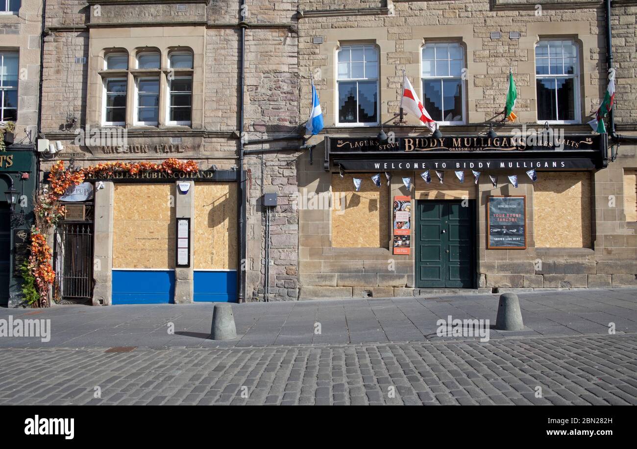 Centro de Edimburgo, Escocia, Reino Unido. 12 de mayo de 2020. Cincuenta días de Reino Unido Covid-19 Coronavirus Lockdown, calles y pavimentos que se muestran muestran una ciudad sin turistas con muy poco tráfico o peatones fuera y alrededor de las 9.45am, vista en la foto del normalmente ocupado Grassmarket. Muchos de ellos se embarcaron en pubs que no se espera que se abran en Escocia hasta quizás julio. Crédito: Noticias en vivo de Arch White/Alamy. Foto de stock