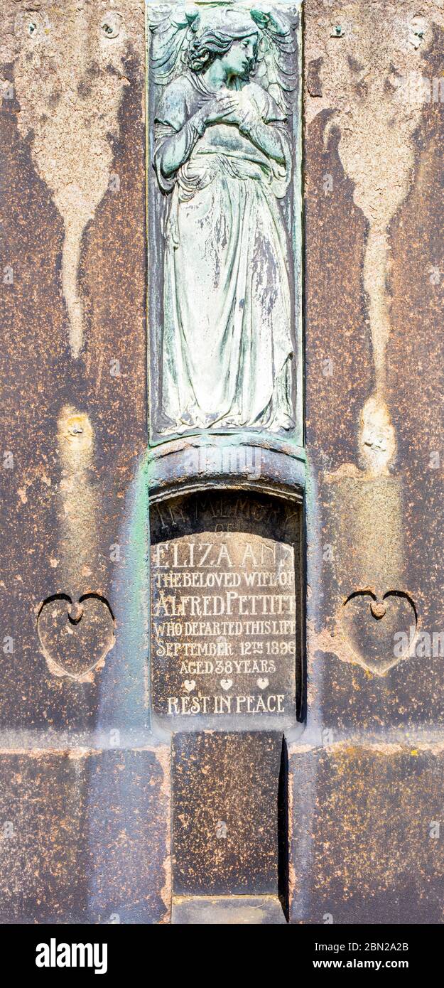 Tumba de Eliza Pettitt en el Cementerio Brompton, Kensington, Londres; uno de los cementerios de Londres 'Magnificent Seven', construido en 1840. Foto de stock