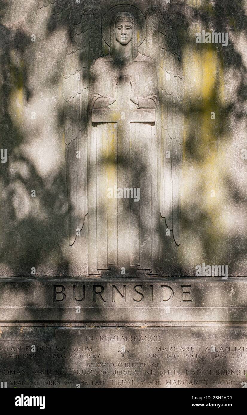 Lápida Art Deco en el cementerio Brompton, Kensington, Londres; uno de los cementerios de Londres 'Magnificent Seven', construido en 1840. Foto de stock