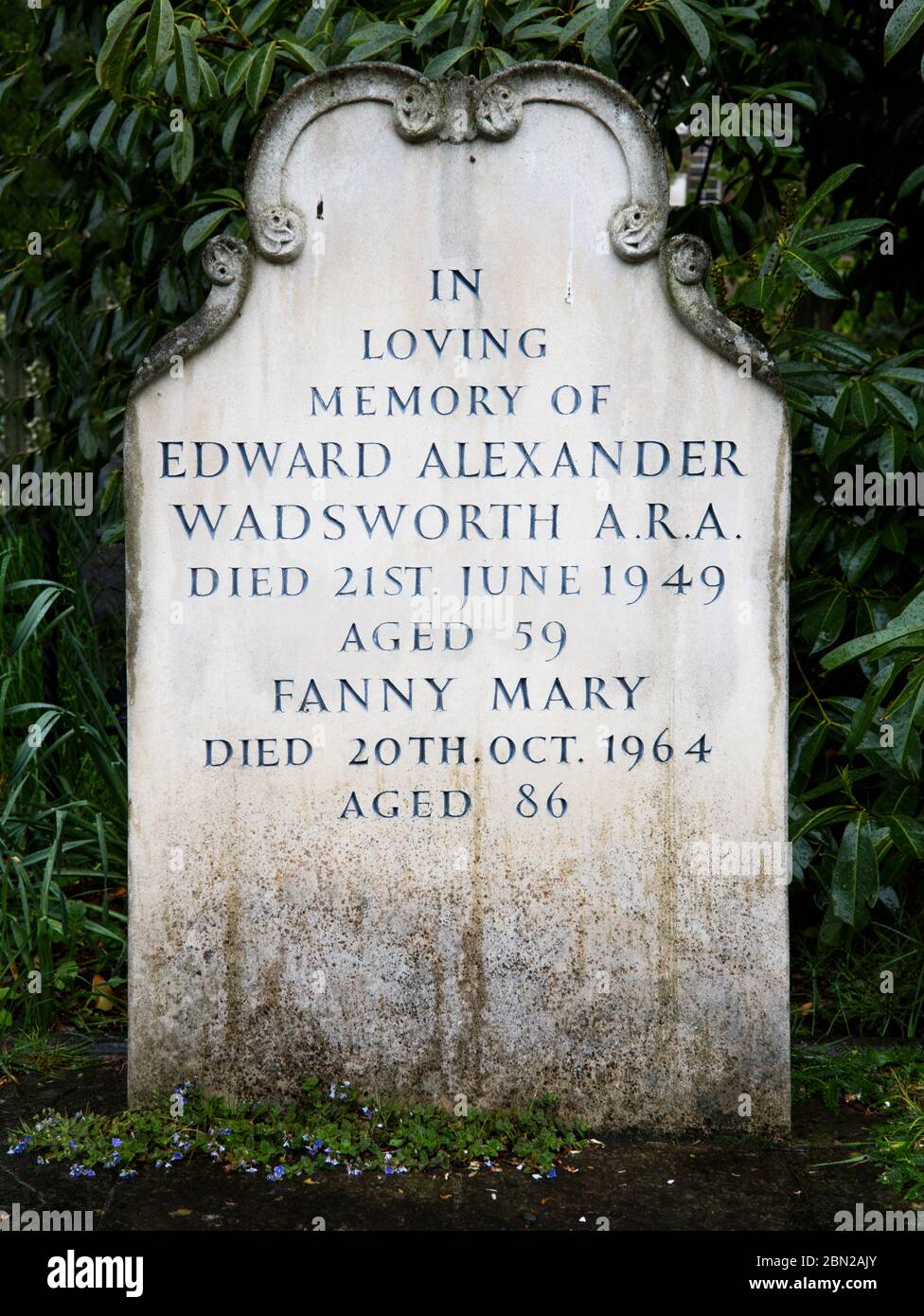 Tumba de Edward Wadsworth, ARA en el Cementerio Brompton, Kensington, Londres; uno de los cementerios de Londres 'Magnificent Seven'. Foto de stock