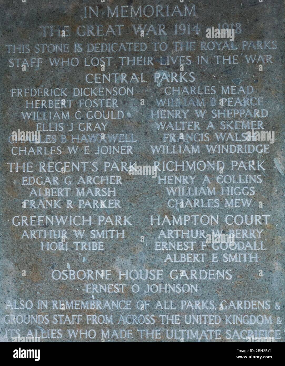 Placa que Marca a los empleados de Royal Parks que cayeron en la Gran Guerra, en la pared de la columnata en el cementerio Brompton, Kensington, Londres, construido en 1840. Foto de stock