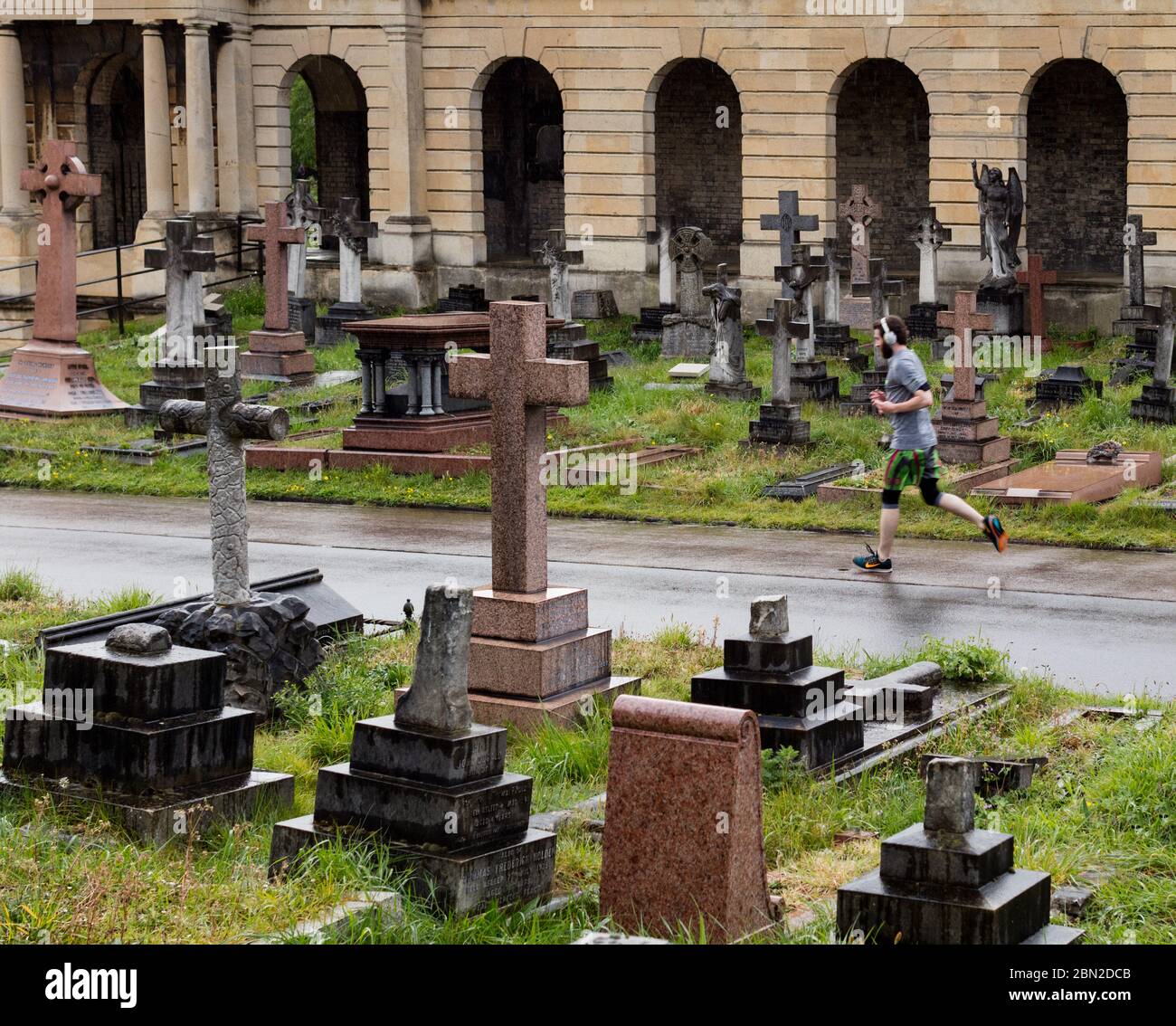 Jogger en el cementerio de Brompton, Old Brompton Road, Kensington, Londres; uno de los siete magníficos cementerios Foto de stock