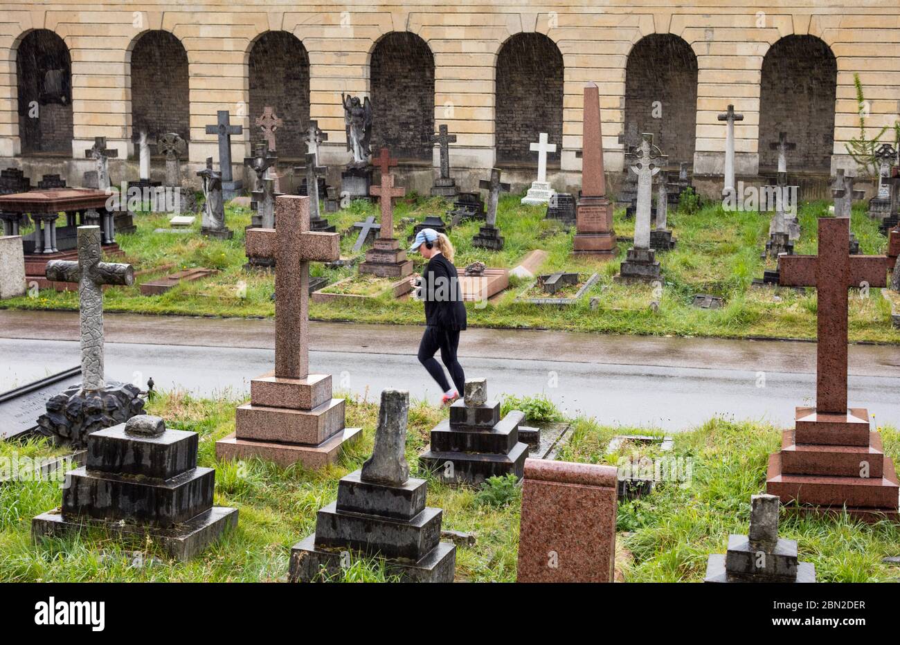 Jogger en el cementerio de Brompton, Old Brompton Road, Kensington, Londres; uno de los siete magníficos cementerios Foto de stock