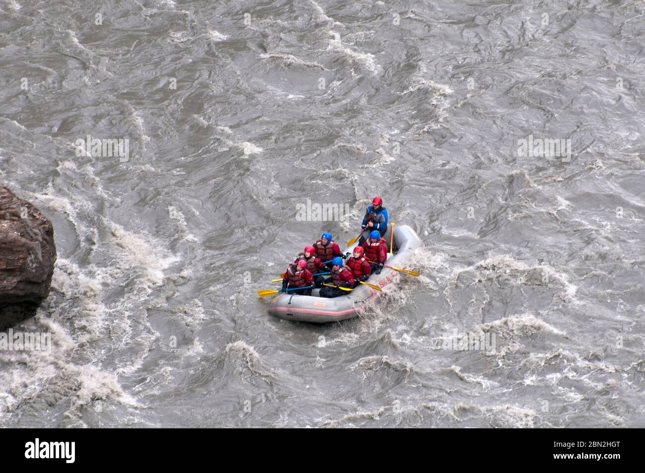 Gente rafting en aguas rápidas en Alaska Foto de stock