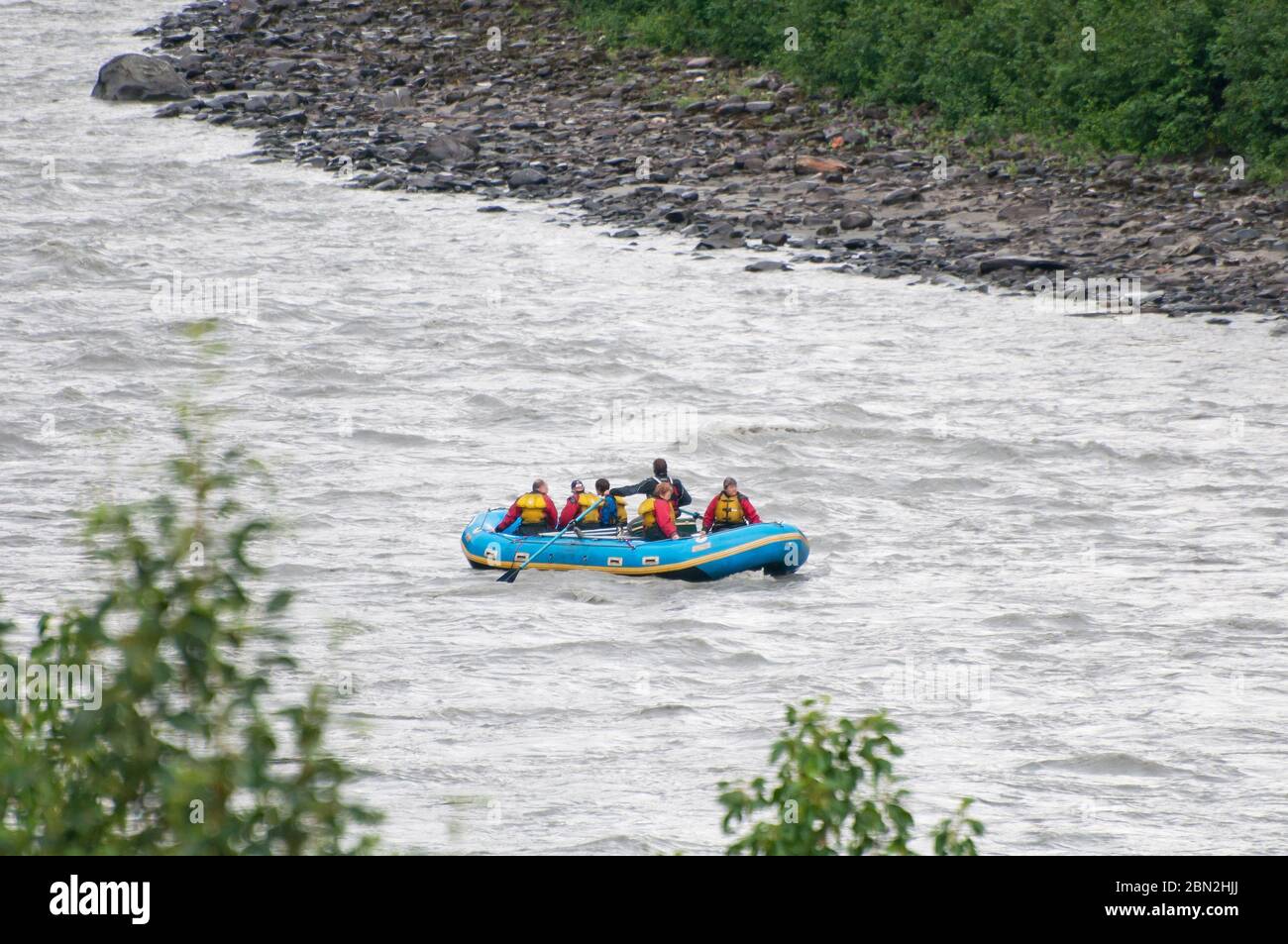 Gente rafting en aguas rápidas en Alaska Foto de stock