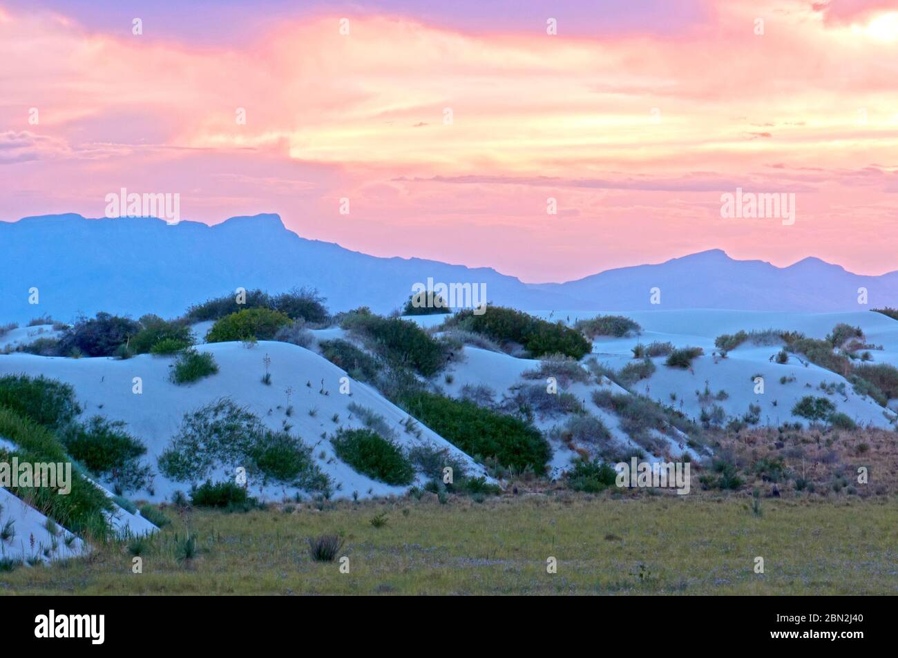 El White Sands National Monument en Sunset, Nuevo México, EE.UU. Foto de stock