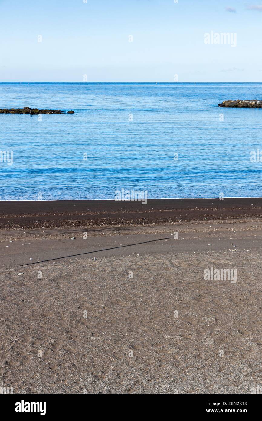 Imagen minimalista de playa, costa, rompeolas y cielo en Costa Adeje, Tenerife, Islas Canarias, España Foto de stock