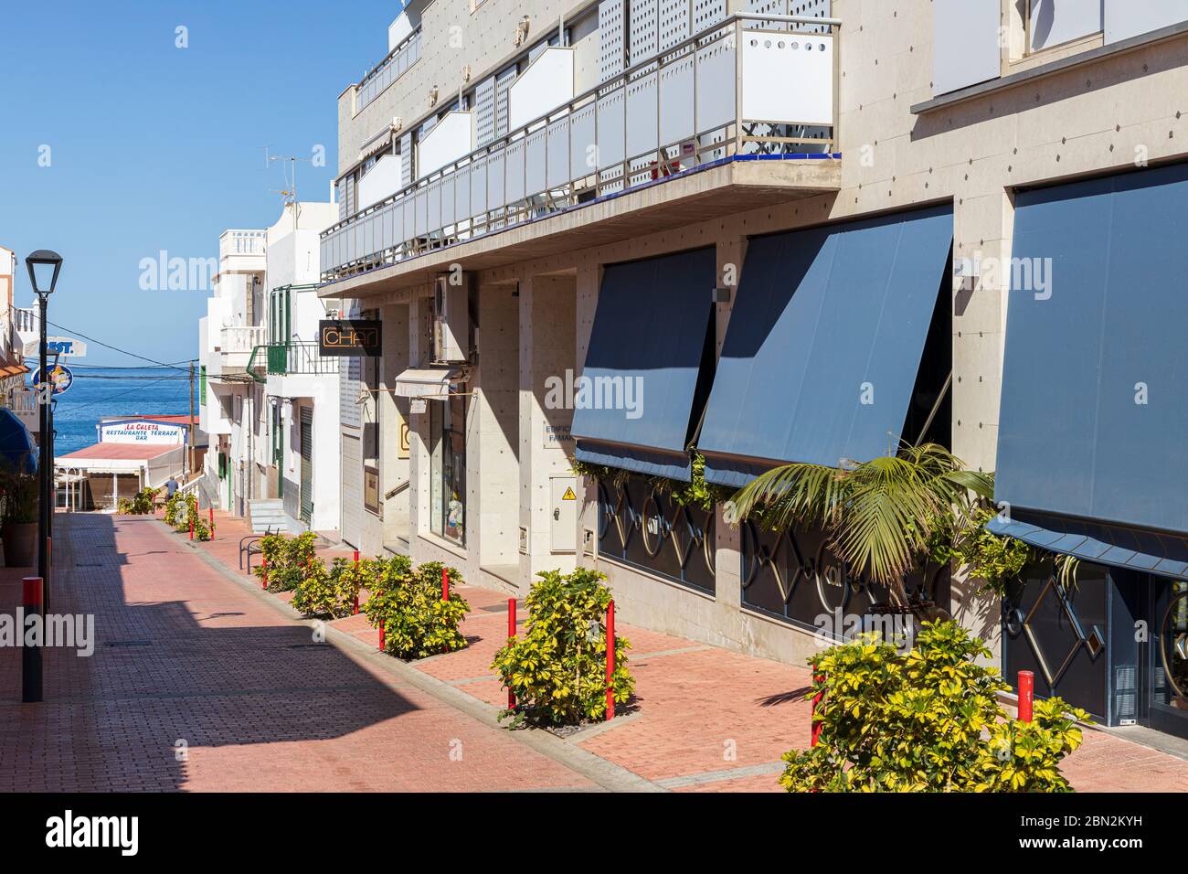 Calles vacías y desiertas en el pueblo de la Caleta durante el cierre covid 19, Costa Adeje, Tenerife, Islas Canarias, España Foto de stock