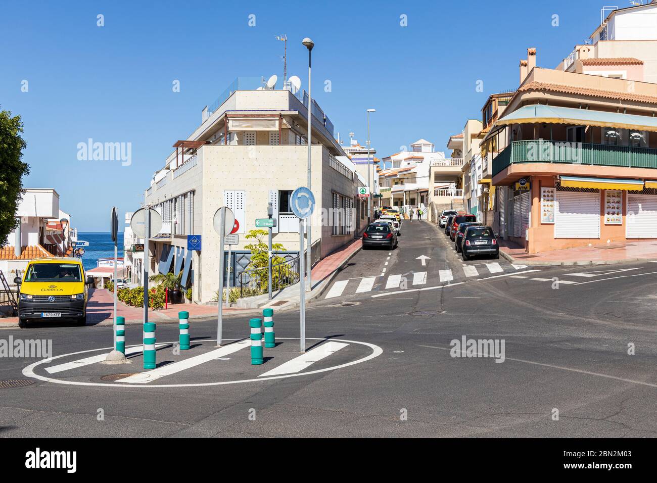 Calles vacías y desiertas en el pueblo de la Caleta durante el cierre covid 19, Costa Adeje, Tenerife, Islas Canarias, España Foto de stock