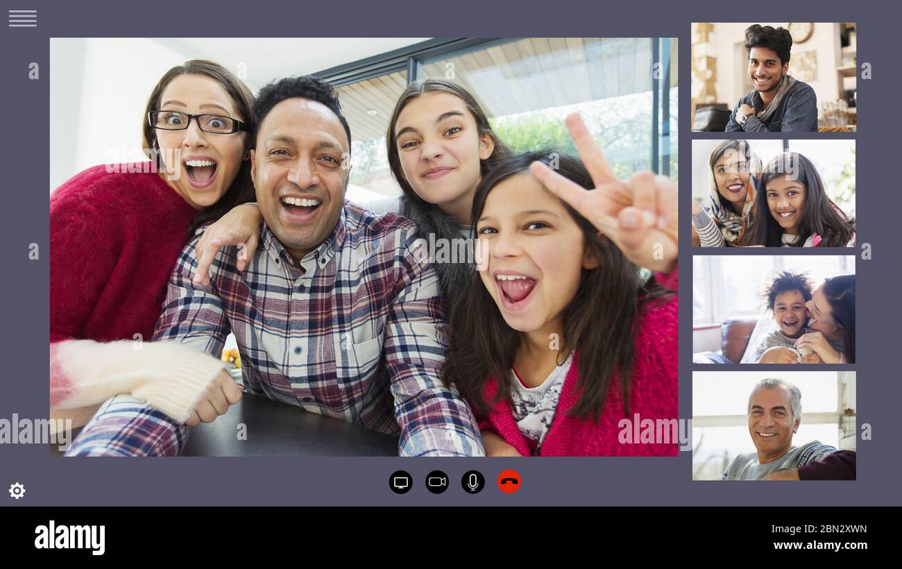 Feliz familia y amigos videoconferencia durante la cuarentena de COVID-19 Foto de stock