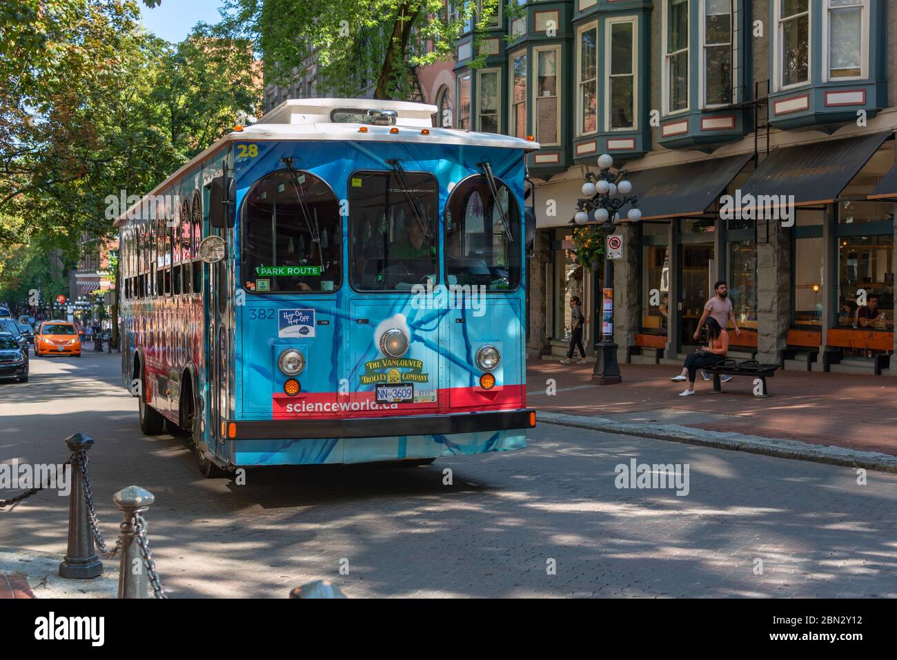 VANCOUVER, CANADÁ - 3 de agosto: Un autobús en una calle de Gastown, el distrito más antiguo de la ciudad, el 3 de agosto de 2019 en Vancouver BC Foto de stock