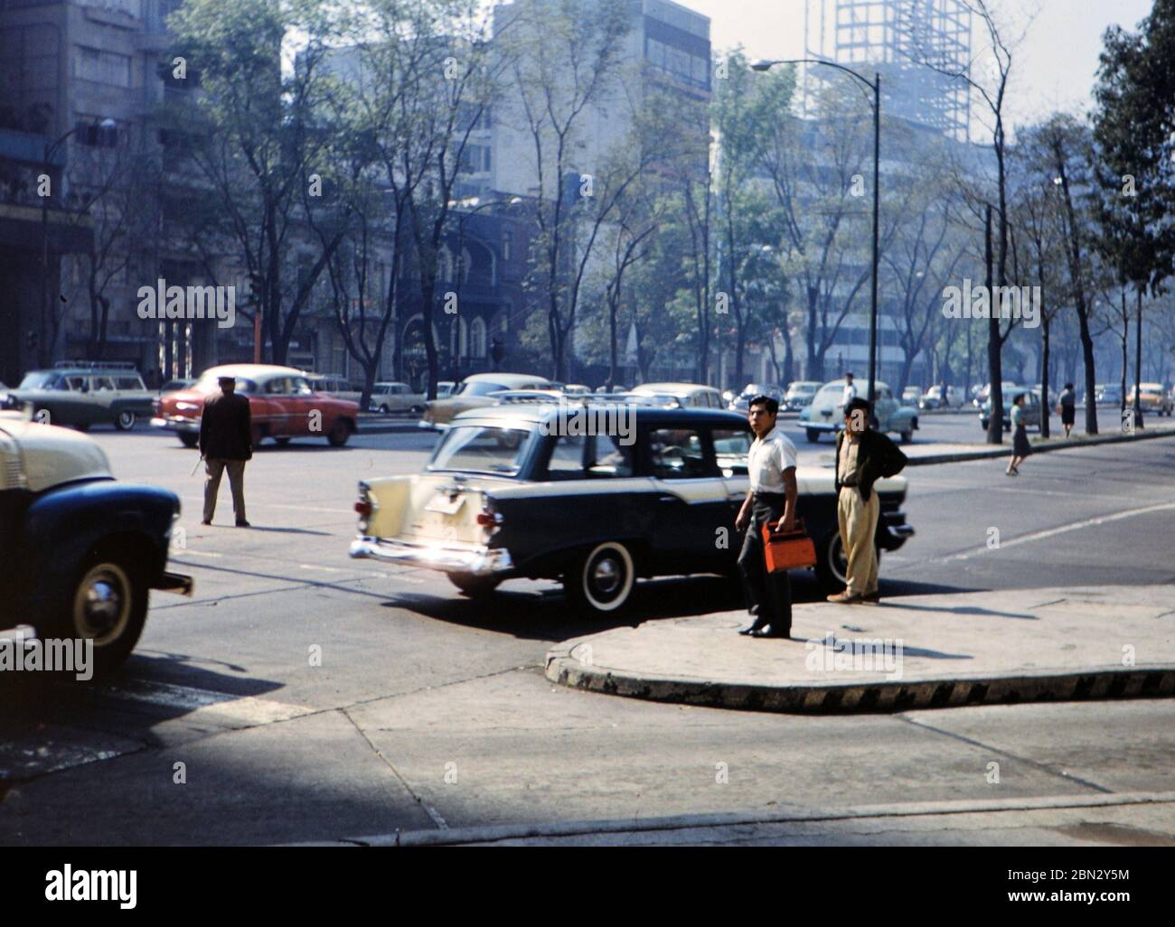 1962 Foto histórica - peatones y tráfico en una ciudad grande (probablemente Ciudad de México o Ciudad de Guatemala) Foto de stock