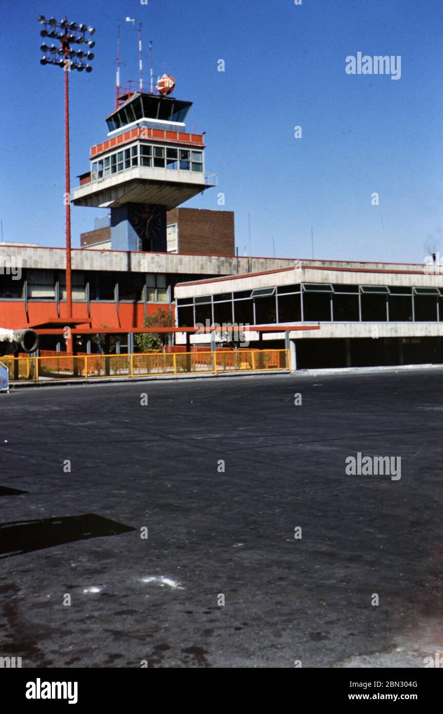 1962 Foto histórica - Torre de control de tráfico aéreo en un aeropuerto no identificado en América Latina a principios de los años 60 Foto de stock