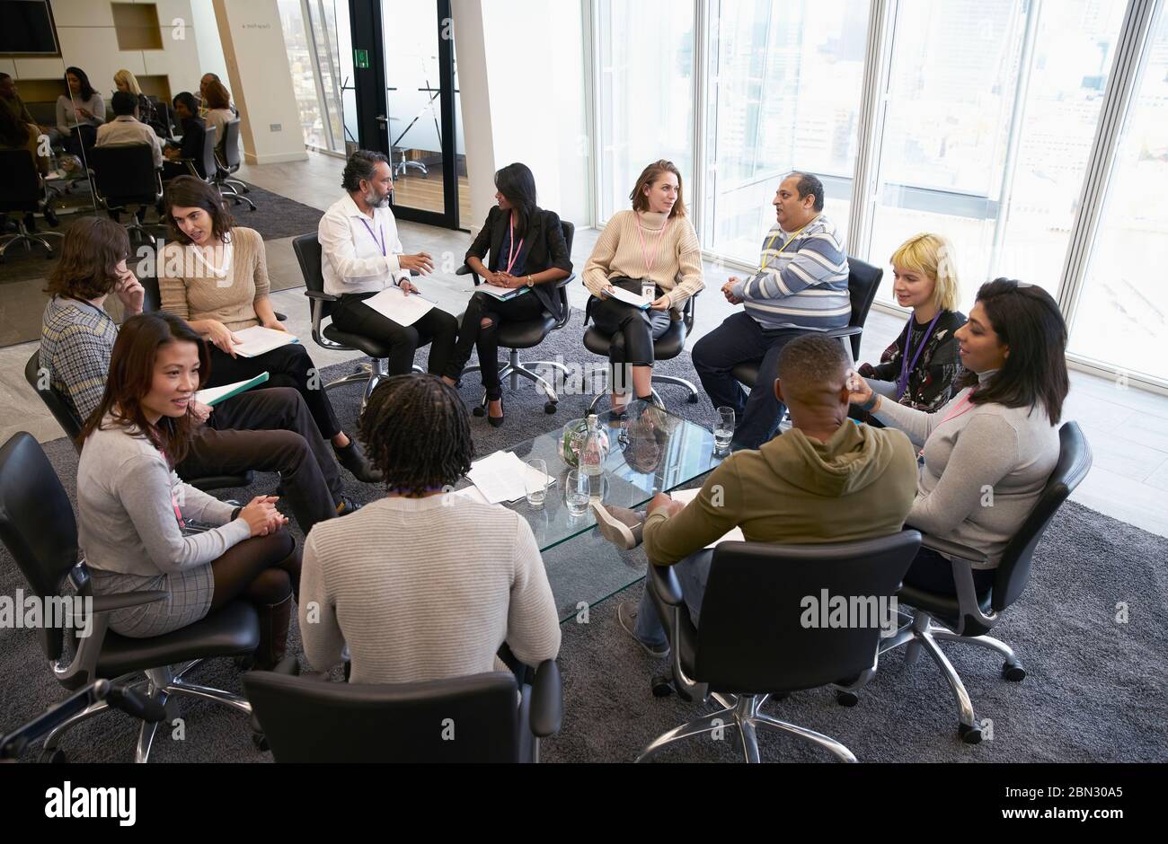 Gente de negocios hablando en círculo en la sala de reuniones Foto de stock