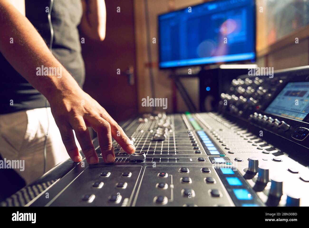 Productor masculino en la tabla de sonido musical en el estudio de grabación Foto de stock