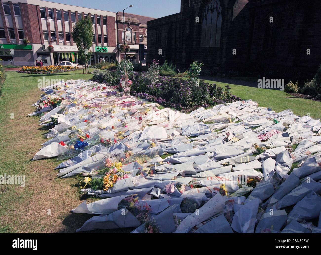 1997, un mar de flores para la muerte de Diana Princesa de Gales, Bedworth centro de la ciudad, West Midlands, Inglaterra, Reino Unido Foto de stock