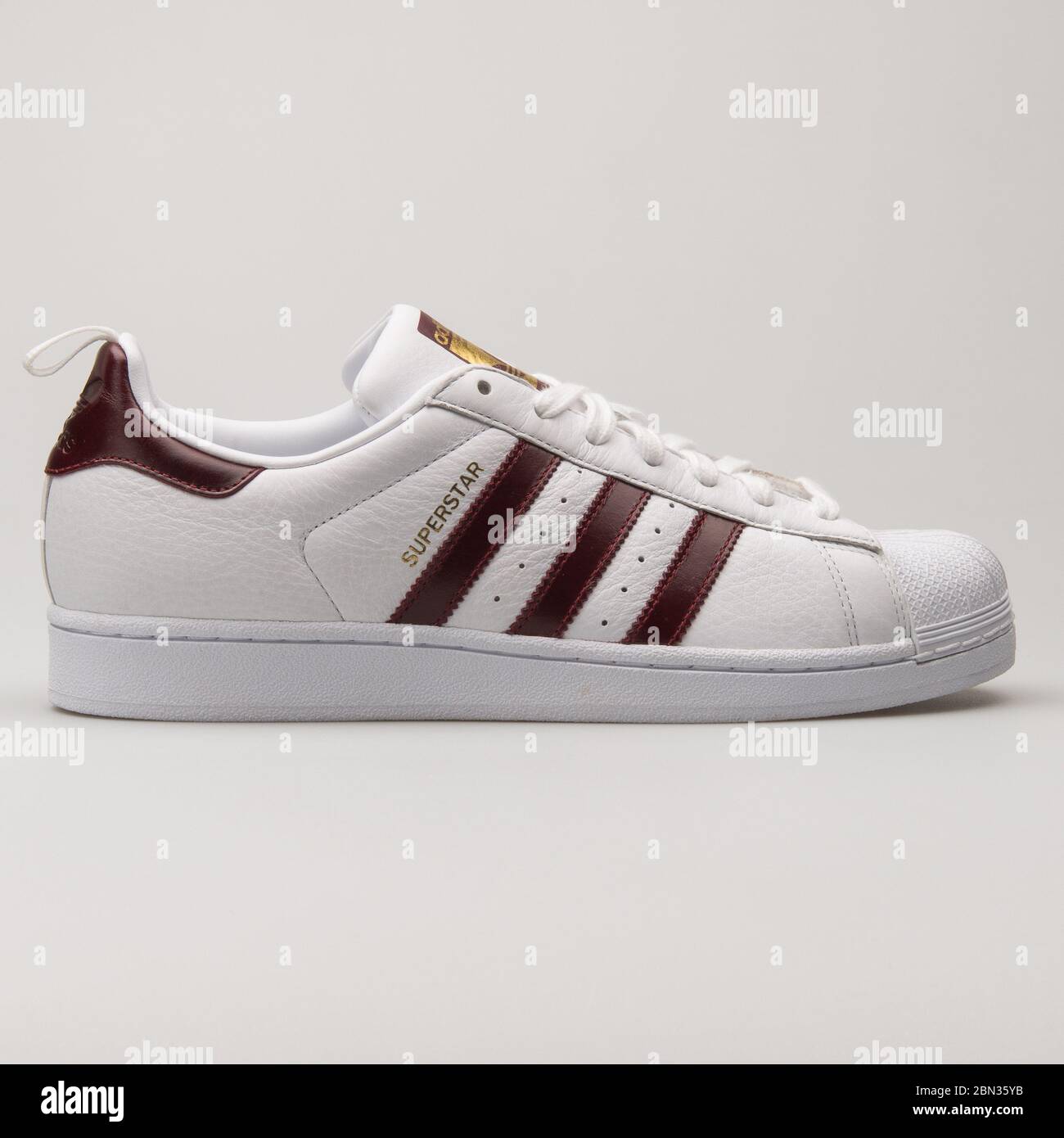 - 13 DE AGOSTO de 2018: Adidas Superstar blanco y borgoña sneaker sobre blanco Fotografía de stock - Alamy
