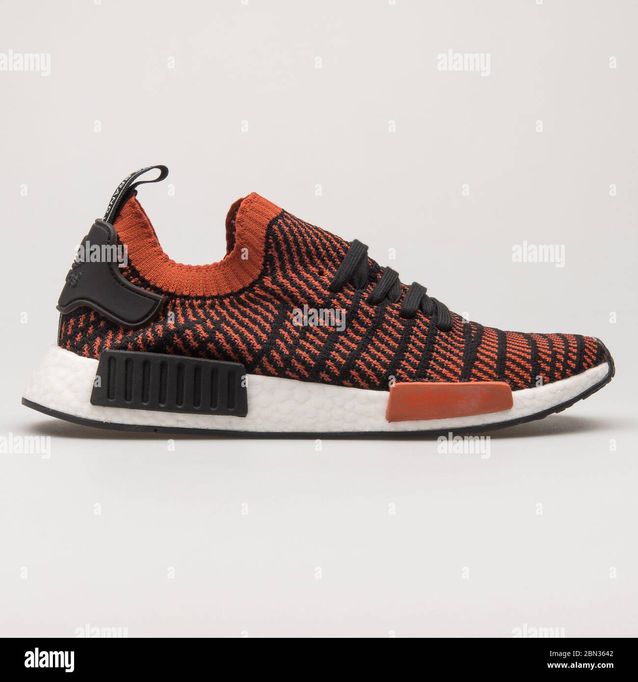 VIENA, AUSTRIA - 13 DE AGOSTO de 2018: Adidas NMD R1 negro y naranja  sneaker sobre fondo blanco Fotografía de stock - Alamy